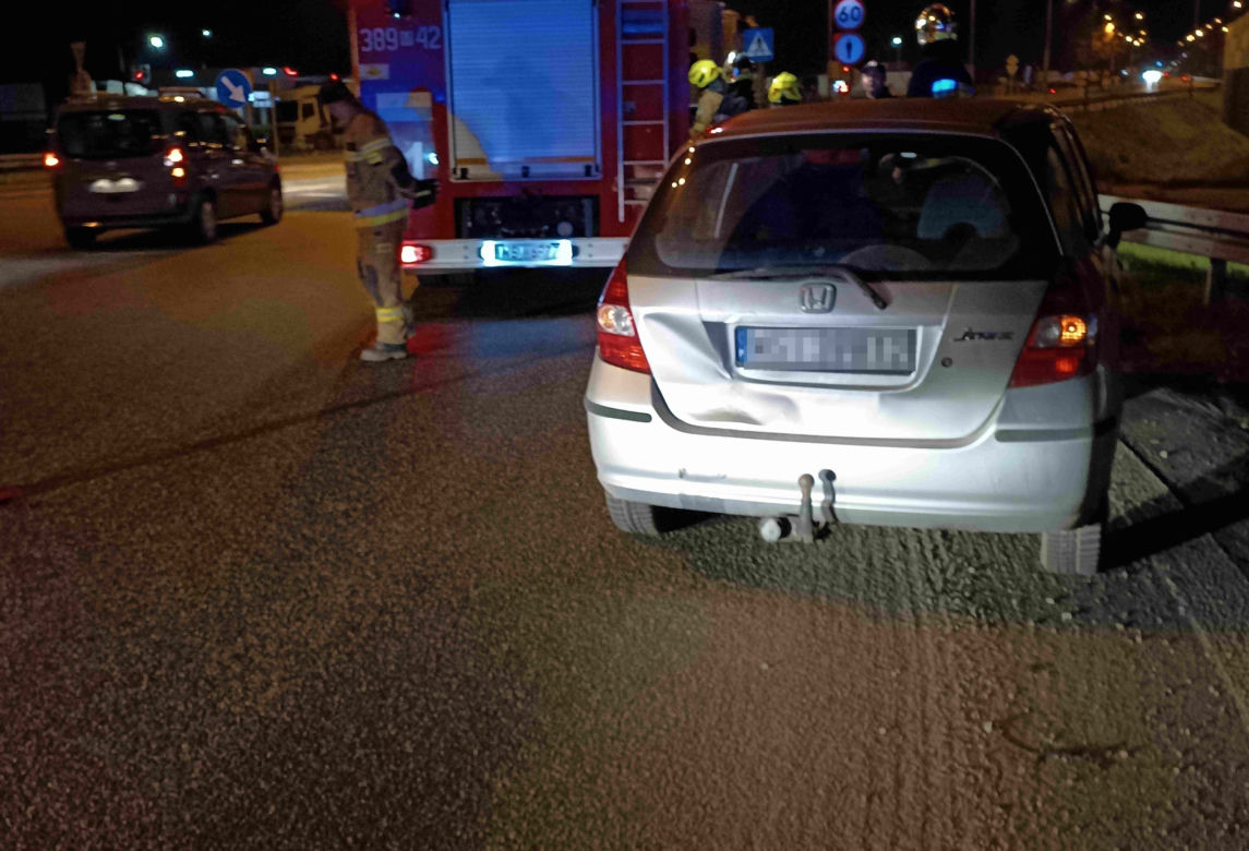 Pruł motorem uciekając przed policją. Roztrzaskał się o osobówkę