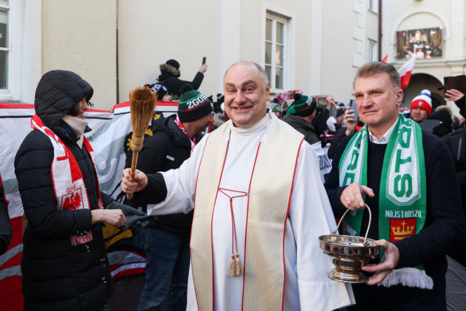 Prezydent na Jasnej Górze wśród kibiców. Podziękował za obronę  hasła „Bóg, Honor, Ojczyzna”