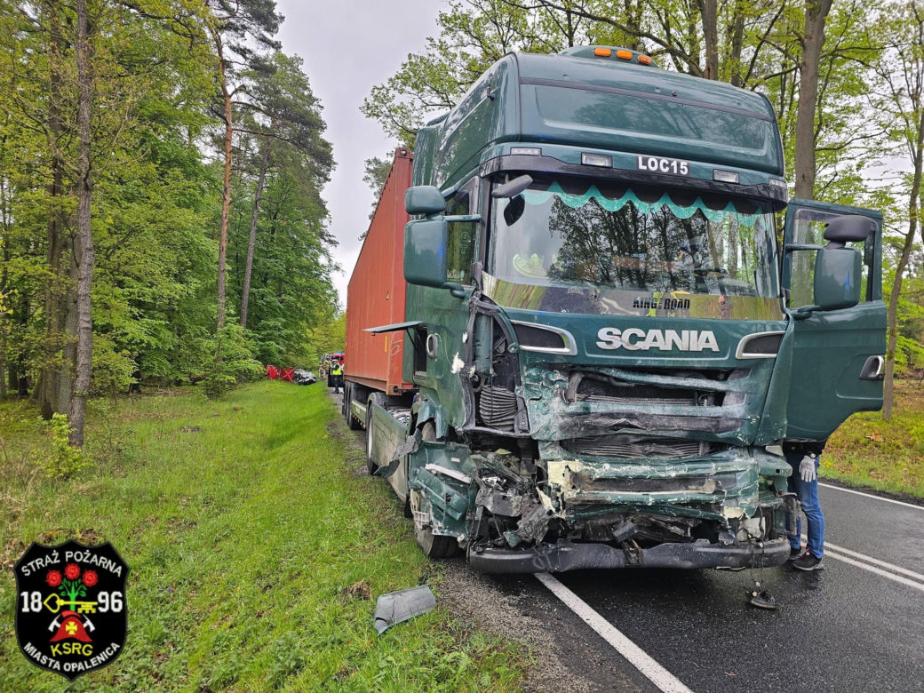 22-letni kierowca volkswagena stracił panowanie nad autem i zderzył się z ciężarówką