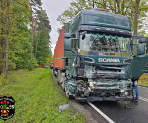 22-letni kierowca volkswagena stracił panowanie nad autem i zderzył się z ciężarówką