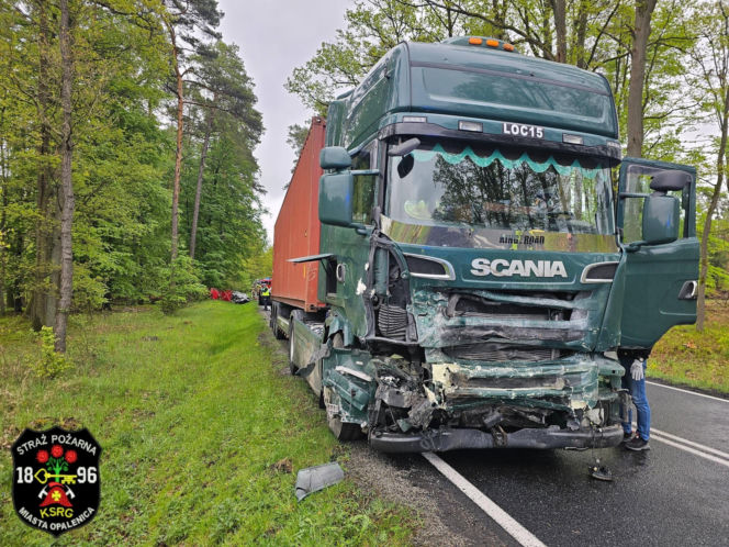 22-letni kierowca volkswagena stracił panowanie nad autem i zderzył się z ciężarówką