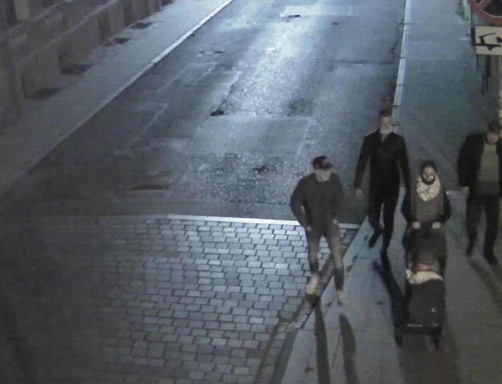 Brutalne pobicie w centrum Bydgoszczy! Policja publikuje zdjęcia i prosi o pomoc 