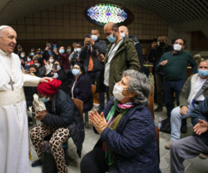 Papież Franciszek odwiedził ośrodek szczepień dla ubogich i bezdomnych