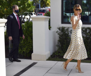 Melania zalozyla sukienke za 18 tys do lokalu wyborczego