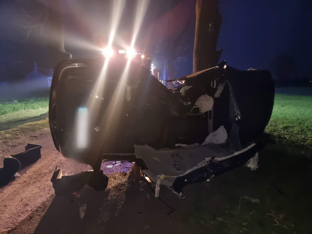 Makabryczna śmierć pod Płockiem! BMW roztrzaskało się o drzewo [ZDJĘCIA]