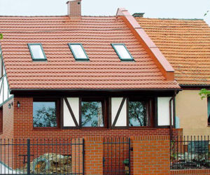 Dom bliźniak z elewacją z klinkieru i muru pruskiego