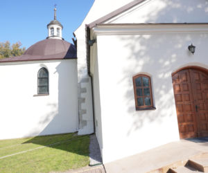 Ta mała wieś skrywa niezwykłą historię. Świątynia stoi tu od 1362 roku