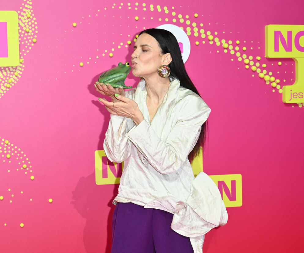 Joanna Horodyńska całująca zieloną figurkę żaby na ramówce TVN. O tym wydarzeniu przeczytasz na SE.