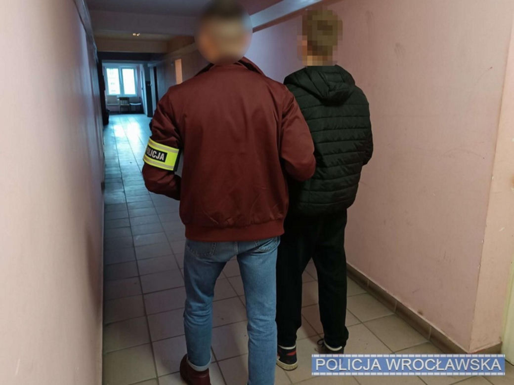 To grupa nastolatków zdewastowała chanukowy świecznik w centrum miasta! Wszystko nagrali telefonem