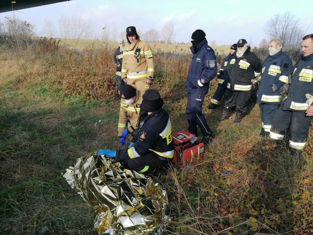 O krok od tragedii w Biskupicach Radłowskich. Mężczyzna SPADŁ z mostu