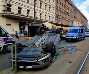 Autobus wymusił pierwszeństwo. Auto osobowe na dachu