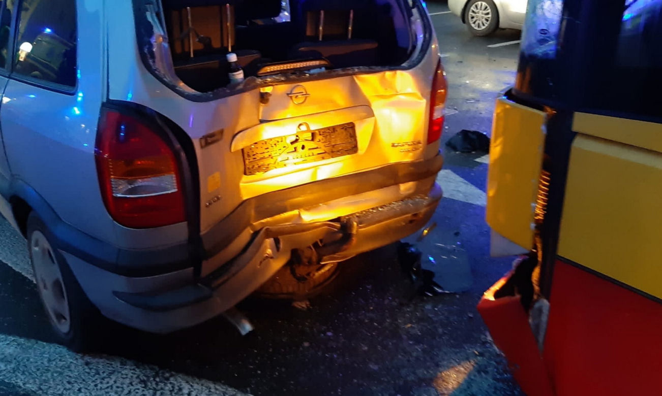 Drogowa masakra na Ochocie. Kobietę wyrzuciło z samochodu na ulicę