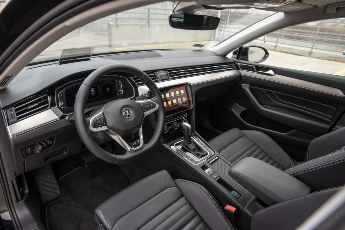 Volkswagen Passat Elegance vs Skoda Superb Sportline