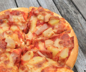 Pizza z dodatkami