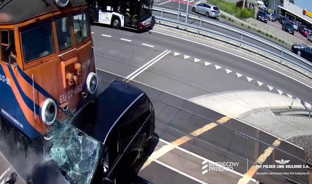 Auto wjechało pod pociąg