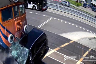 Tragedia na przejeździe kolejowym. Monitoring ujawnił zaskakujący wątek z autobusem MPK