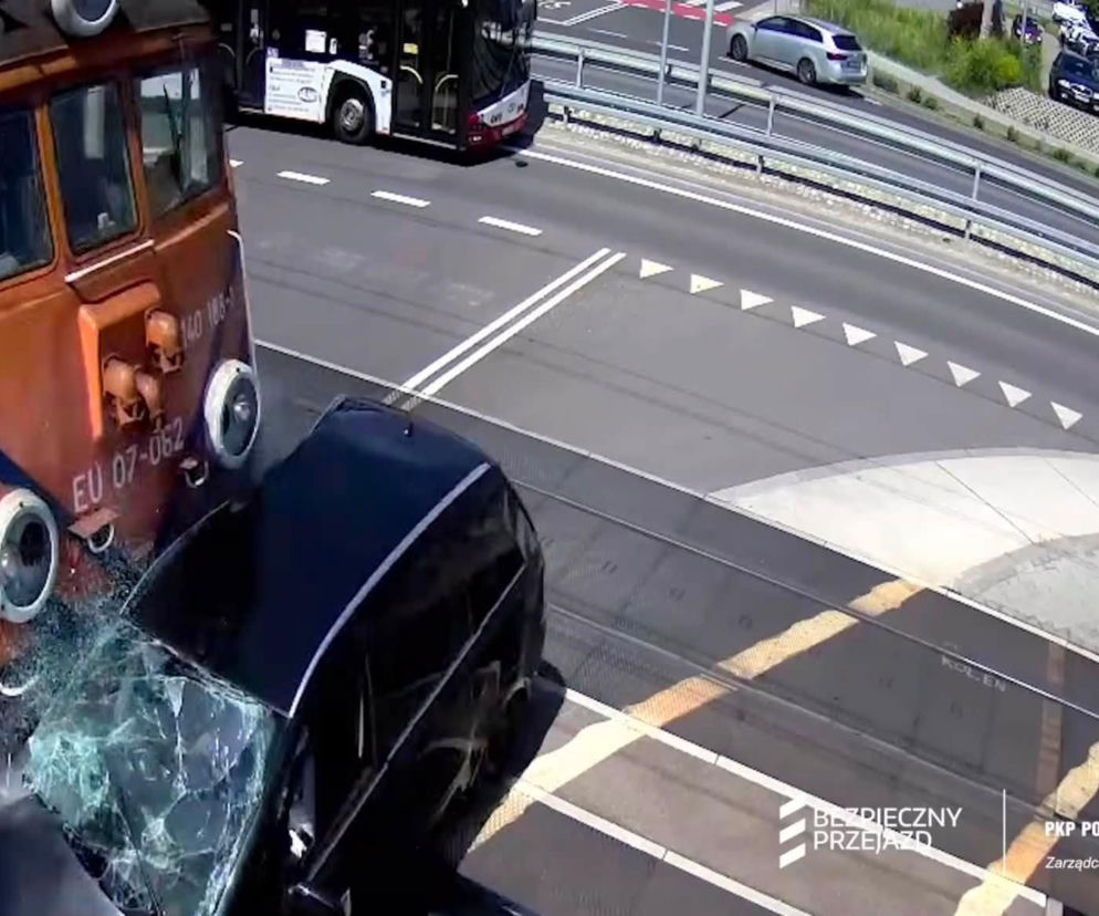 Auto wjechało pod pociąg