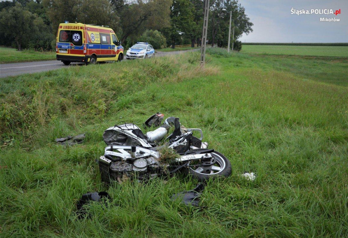 Motocyklista wypadł z drogi i uderzył w betonowy przepust