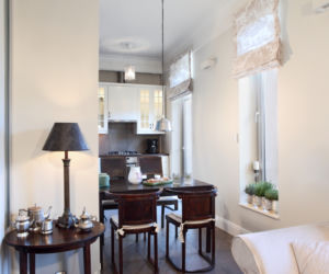 Biały apartament w starej kamienicy