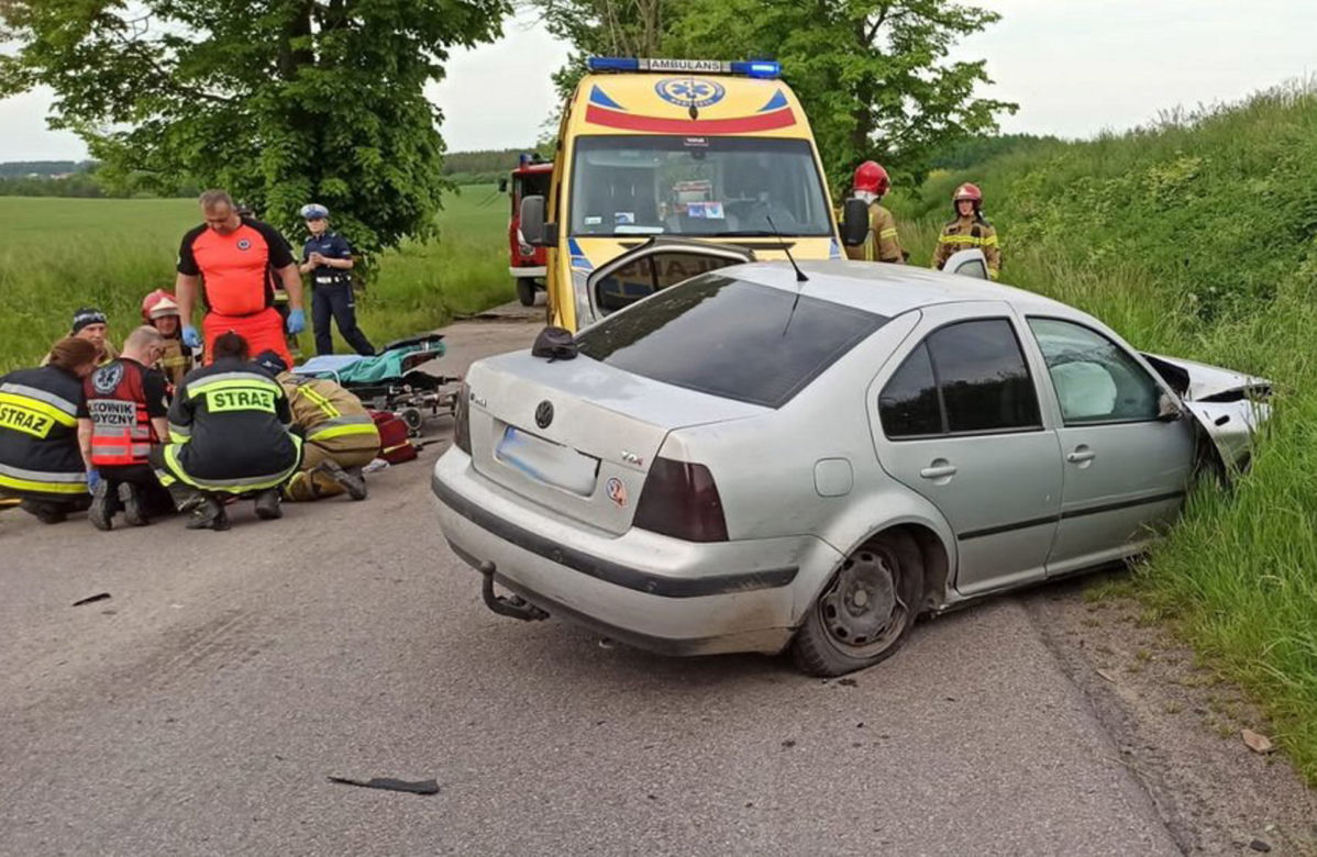 Volkswagen roztrzaskał się o drzewa pod Bartoszycami! 20-latek leżał w rowie, silnik - w zaroślach [ZDJĘCIA].
