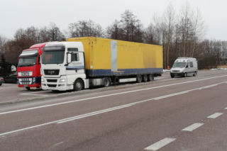 TIR-em bez uprawnień, na naczepie auta osobowe bez zabezpieczenia