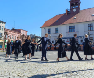 Polonez maturzystów z I LO na rynku w Ostrzeszowie
