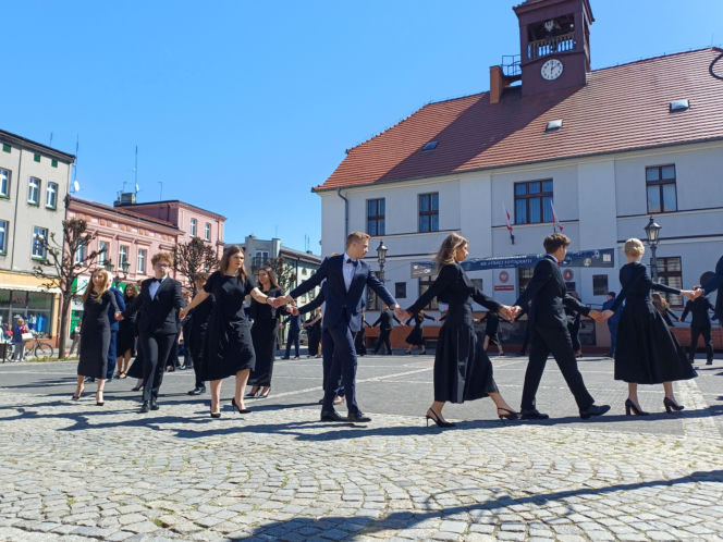 Polonez maturzystów z I LO na rynku w Ostrzeszowie