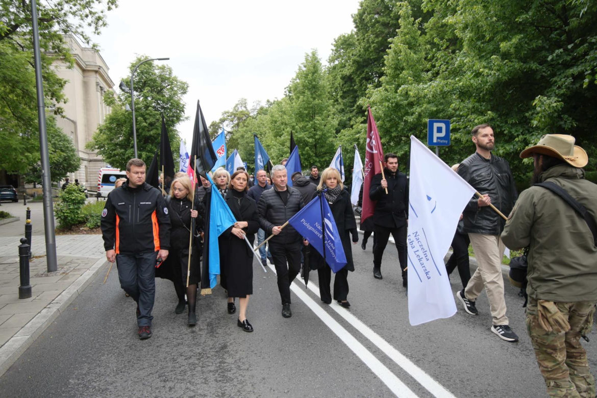   Razem przeciw przemocy. Medycy protestują w Warszawie