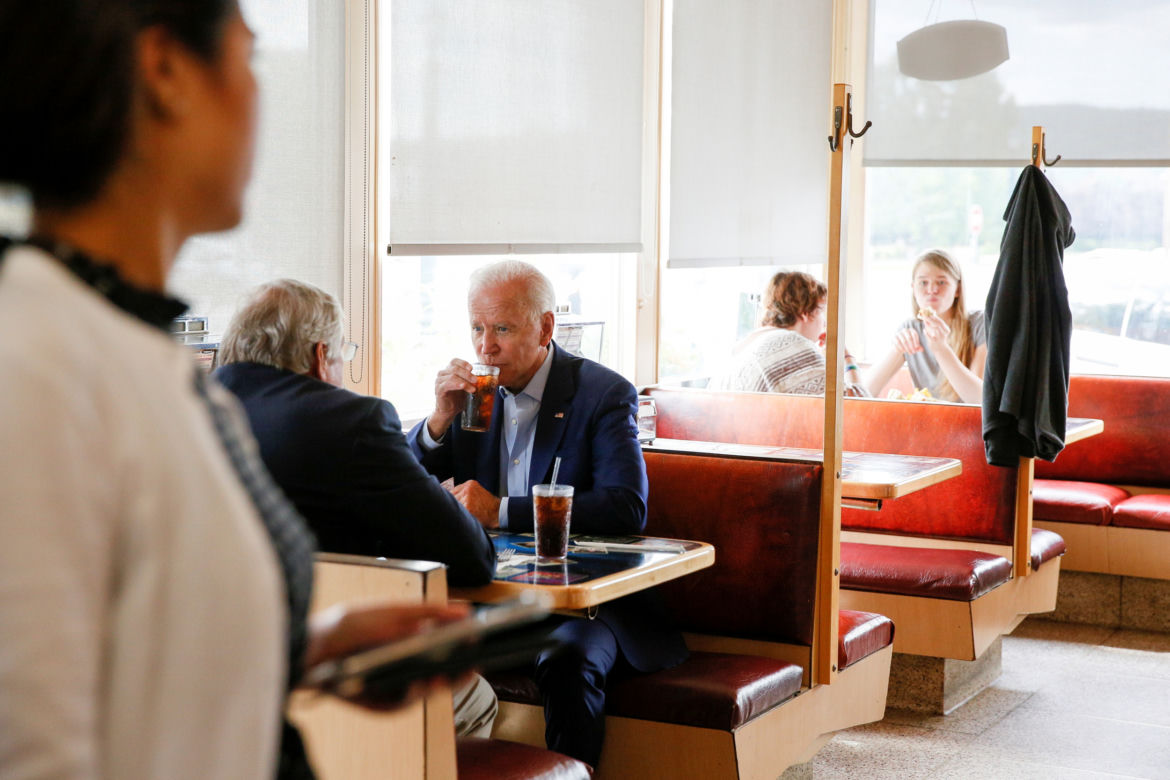 Specjalna ekipa serwuje jedzenie Joe Bidenowi
