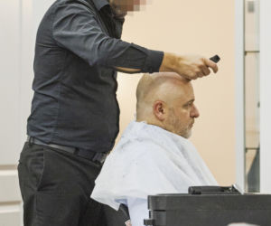 Paweł Kowal u fryzjera