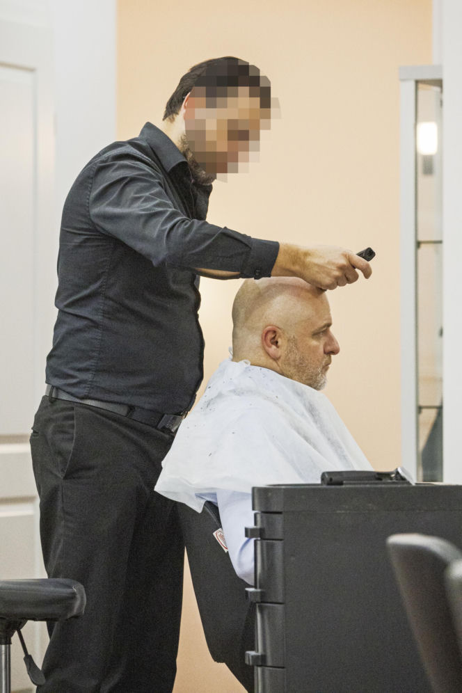 Paweł Kowal u fryzjera