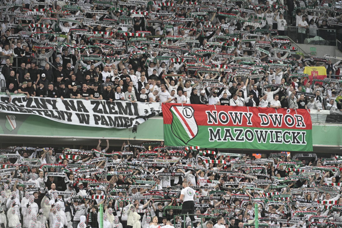 Kibice nie zawiedli podczas meczu Legia - Widzew. Efektowne zdjęcia z trybun