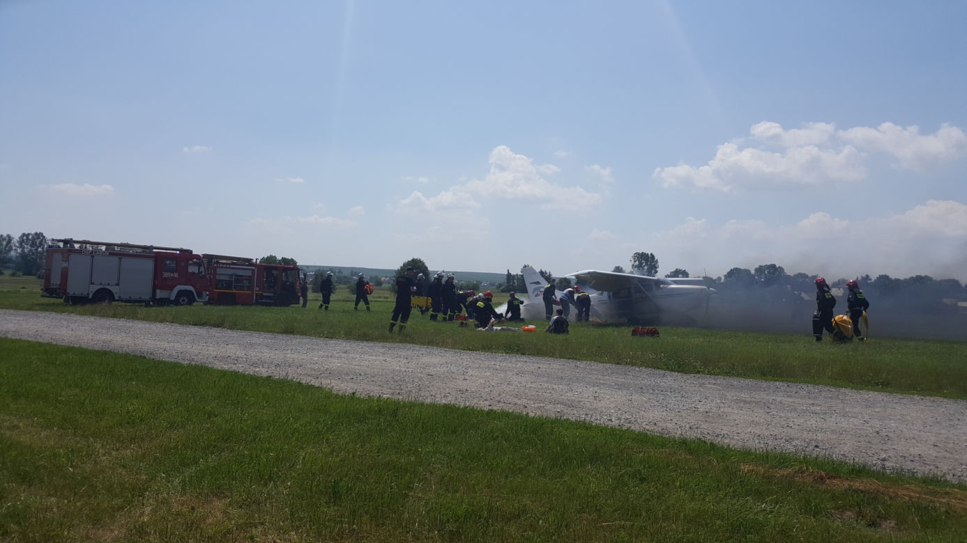 Uszkodzony samolot i awaryjne lądowanie! Ogromna akcja służb na lotnisku