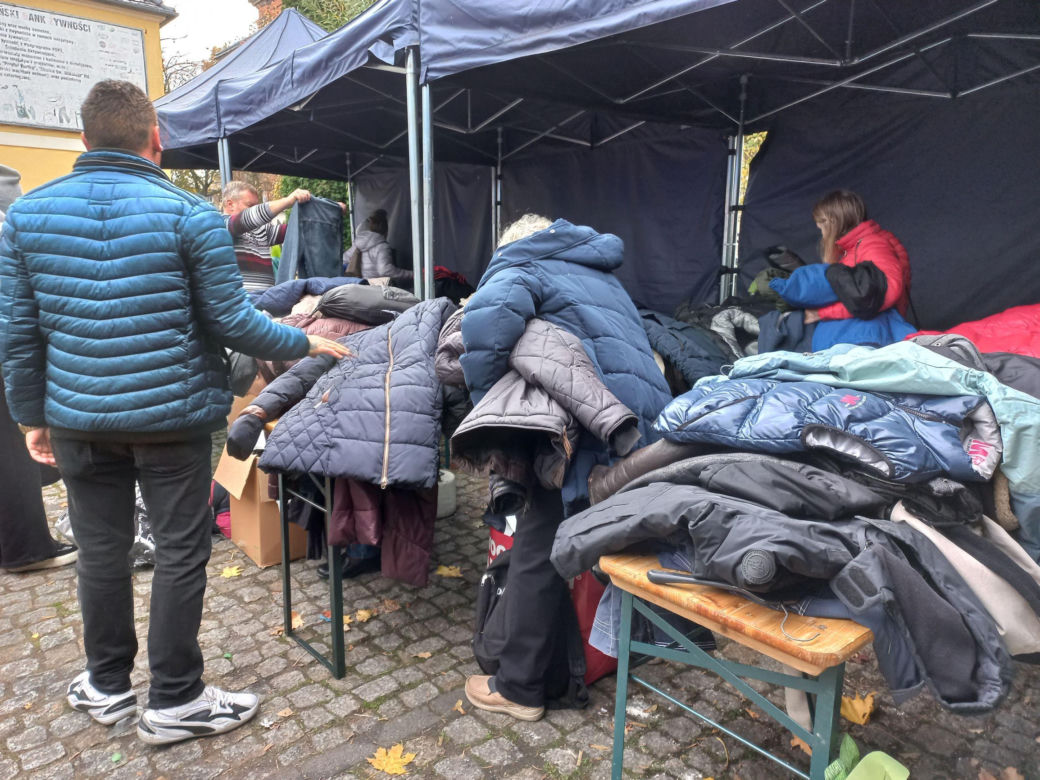 ​Trwa finał akcji „Podziel się kurtką - Przytul kurtkę” w Lesznie. Dzielących się i korzystających nie brakuje