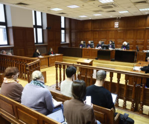 „Sztuczną szczękę wepchnięto jej do gardła”. Przerażające ustalenia. W mieszkaniu w Warszawie znaleziono cztery ciała