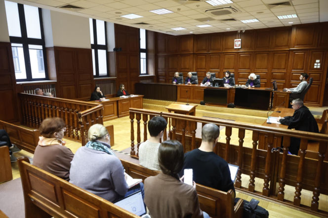 „Sztuczną szczękę wepchnięto jej do gardła”. Przerażające ustalenia. W mieszkaniu w Warszawie znaleziono cztery ciała