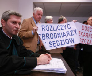 Sędzia obrzucona tortem! Na rozprawie dotyczącej Kiszczaka sędzia dostała tortem