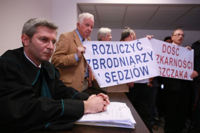 Sędzia obrzucona tortem! Na rozprawie dotyczącej Kiszczaka sędzia dostała tortem