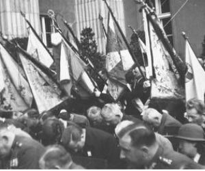 Uroczystości 3 Maja na starych fotografiach. Wielkie defilady i piękne stroje! [ZDJĘCIA]
