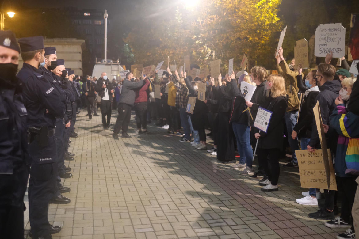 Strajk kobiet w Katowicach. Policja użyła gazu. Są zatrzymania [ZDJĘCIA]