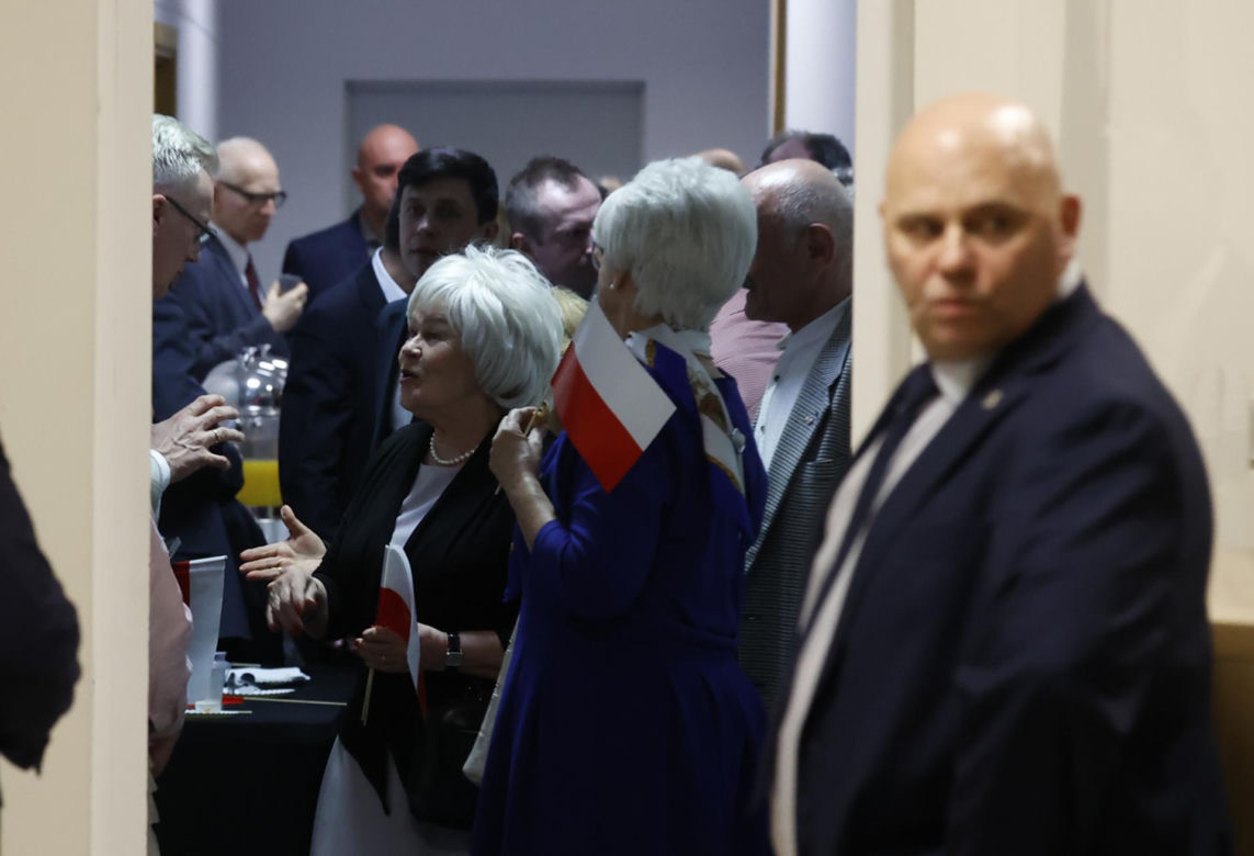 Skromny poczęstunek w PiS. Tym karmili na wieczorze wyborczym