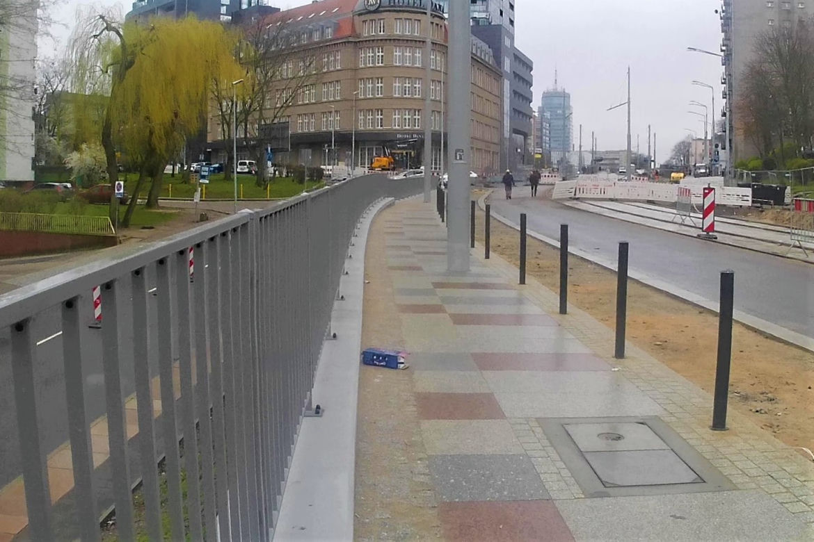 Słupy utrudniają życie pieszym na al. Wyzwolenia
