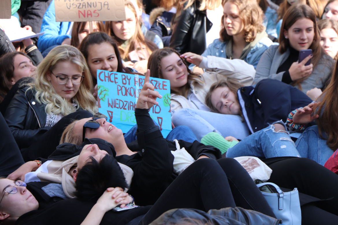 Młodzieżowy Strajk Klimatyczny w Toruniu. Protestowali przeciwko rządowi i korporacjom