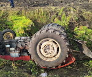 Tragiczny wypadek podczas nocnej orki. Ciągnik przygniótł 24-latka