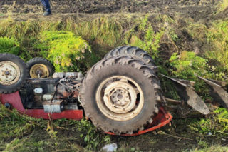 Nocna orka zakończyła się śmiercią. Młody rolnik uwięziony pod traktorem