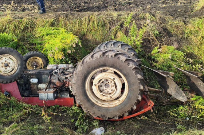 Ciągnik rolniczy leżący kołami do góry w rowie melioracyjnym. O tragedii w gminie Chełm przeczytasz na Eska Lublin.