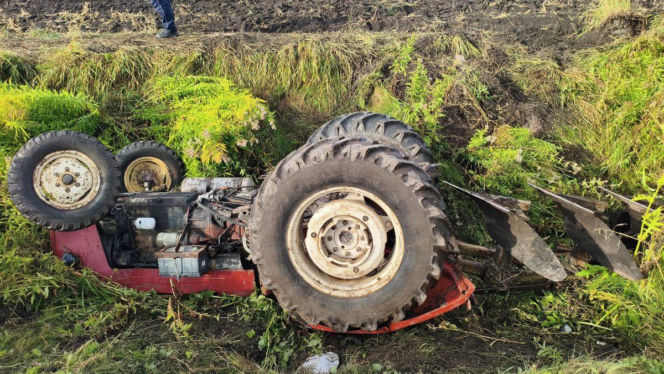 Tragiczny wypadek podczas nocnej orki. Ciągnik przygniótł 24-latka