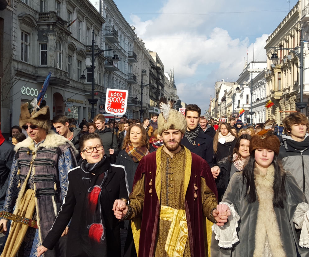 Łódź: Tańczyli poloneza na Piotrkowskiej [WIDEO]