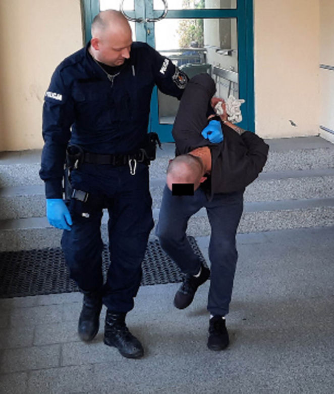 Horror w taksówce. Chwycił kierowcę za włosy i przystawił mu nóż do gardła