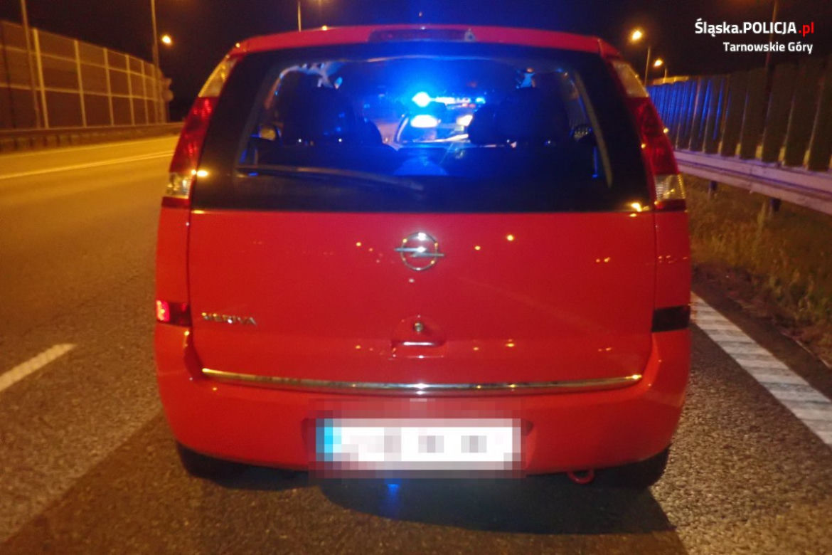 Zaparkował auto na autostradzie i poszedł spać